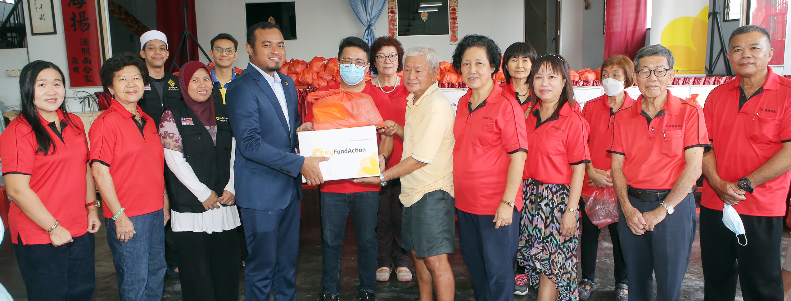马来非政府组织MyFundAction 万里望将军庙新春布施贫老