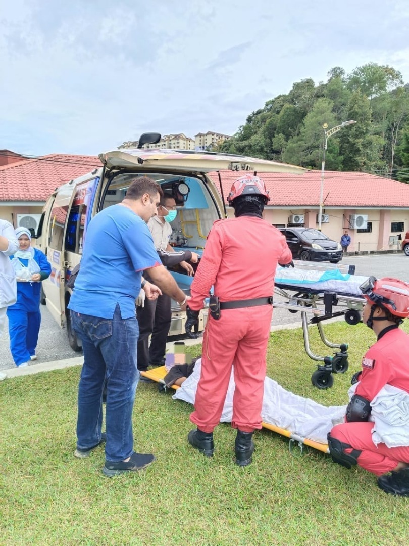 金马仑高原医务人员与和消拯队合作把原住民村产妇送进医院分娩