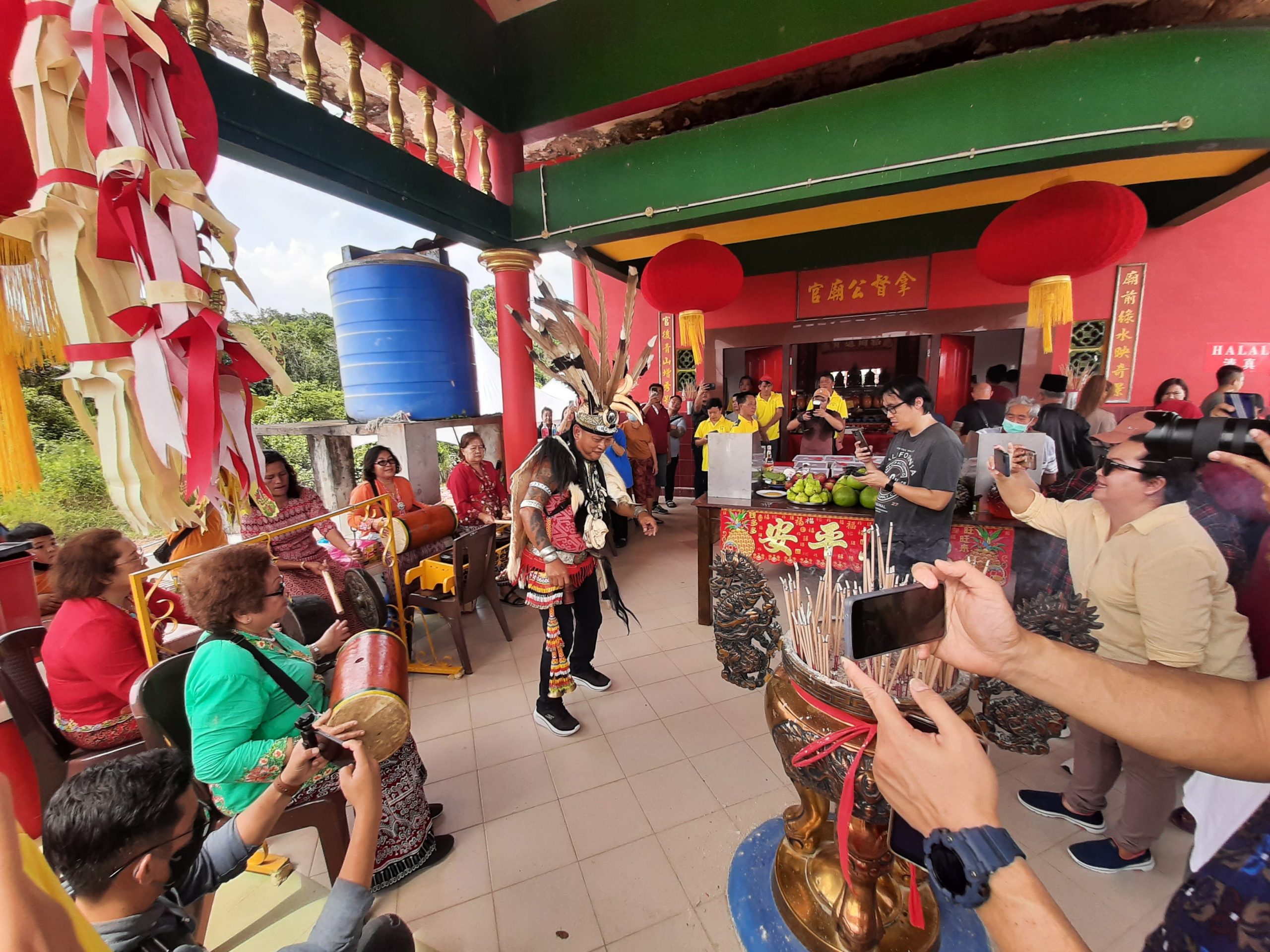 暖势力/实巴荷拿督公庙神诞酬神 邀巫伊族表演呈融合景象