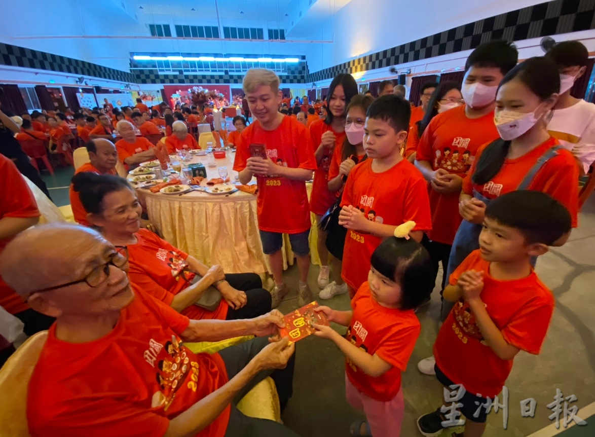 北海已故曾德昌家族内外子孙5代同堂大团拜。