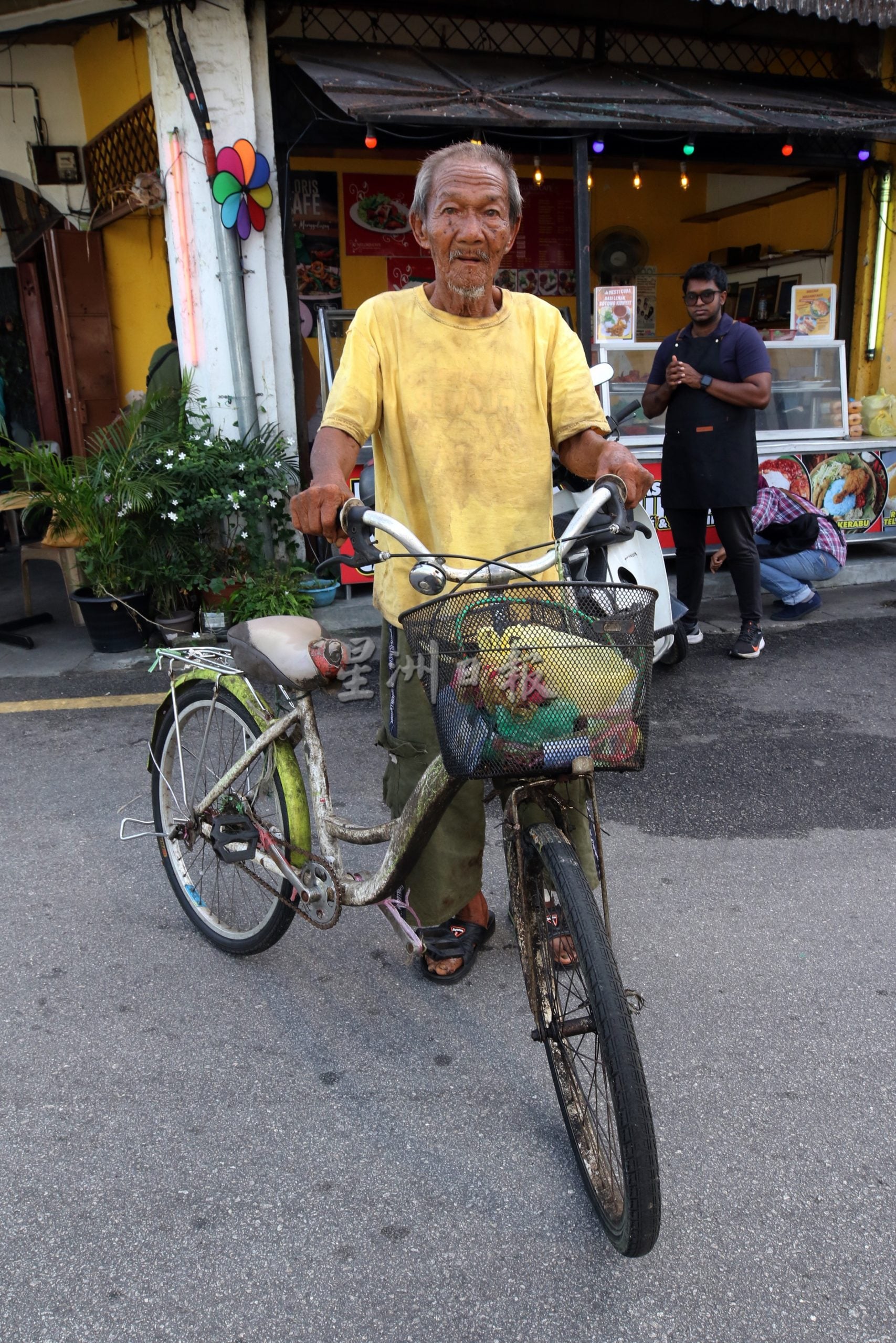 视华裔老伯为父 女巫小贩请吃椰浆饭多年