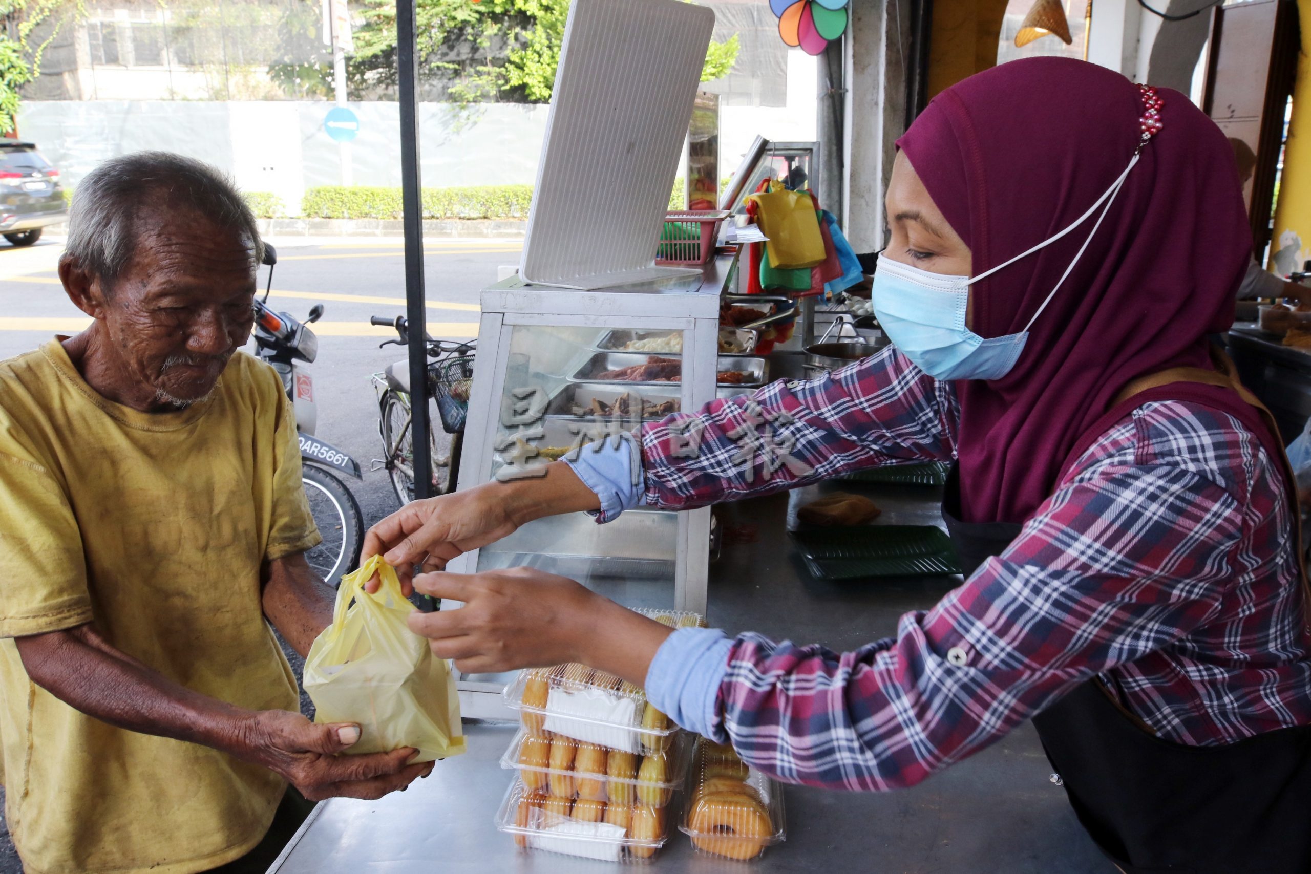 视华裔老伯为父 女巫小贩请吃椰浆饭多年