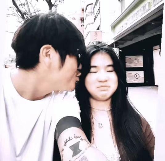 曹格拍视频享受天伦乐 嘟嘴亲12岁女儿遭嫌