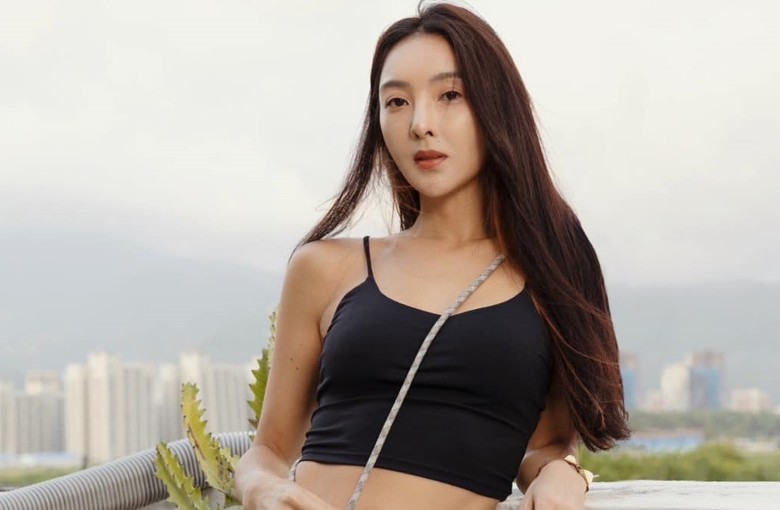 曹格拍视频享受天伦乐 嘟嘴亲12岁女儿遭嫌