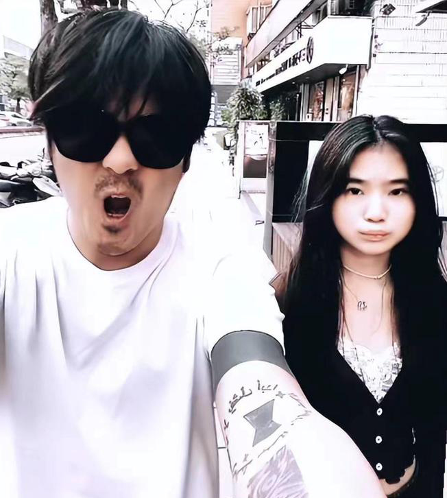 曹格拍视频享受天伦乐 嘟嘴亲12岁女儿遭嫌