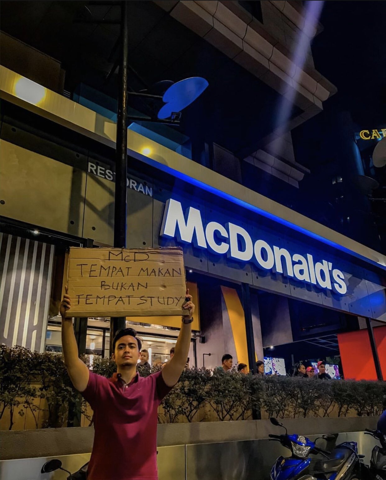 曾有人举牌抗议学生聚集念书·麦当劳表态：学生们 我们欢迎你