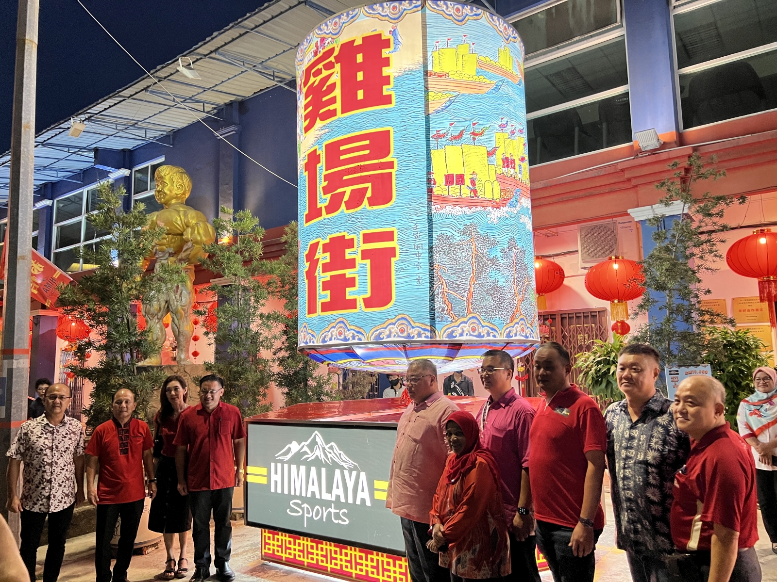 最大娘惹灯笼列入大马纪录·张庆信主持亮灯