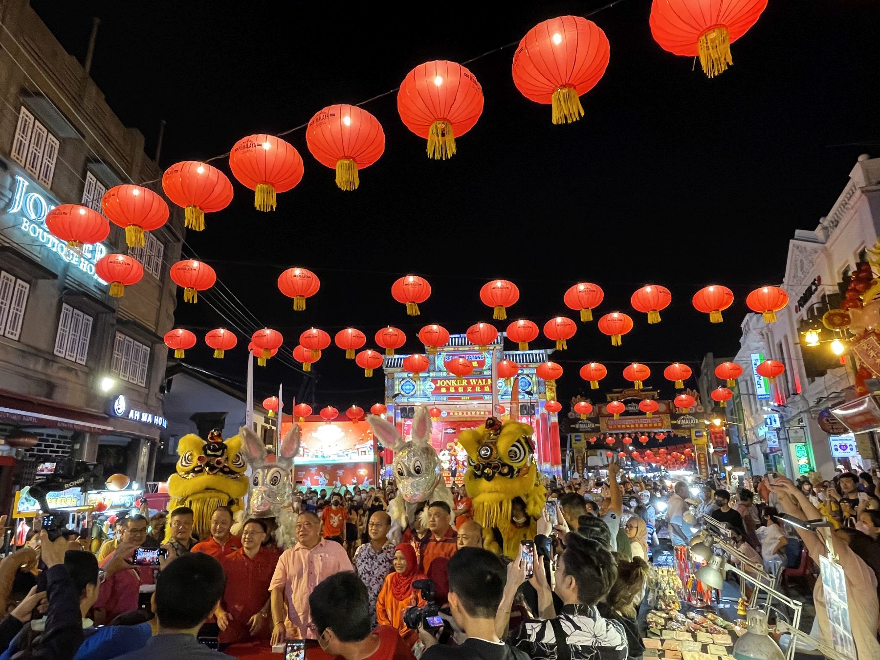 最大娘惹灯笼列入大马纪录·张庆信主持亮灯