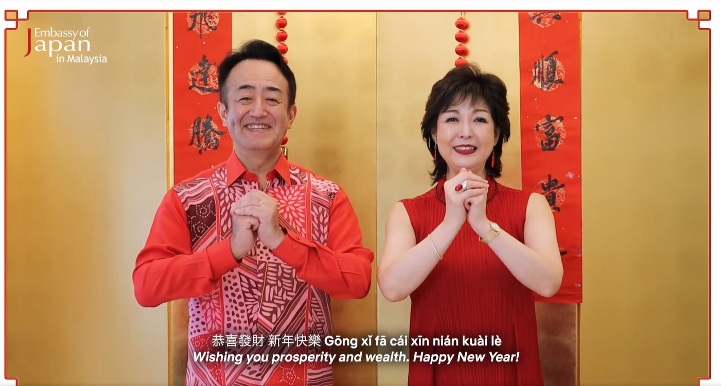 有图/ 日本驻马大使高桥克彦“入乡随俗”，以河豚鱼捞生