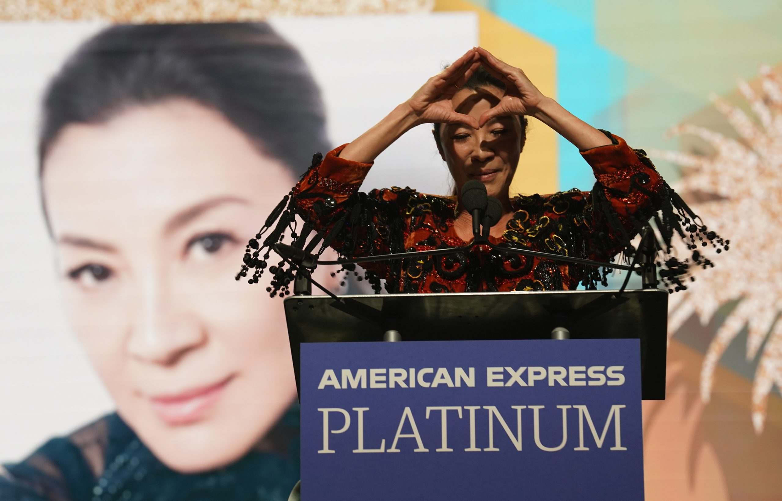 杨紫琼再凭《瞬息全宇宙》 夺棕榈泉国际女星奖