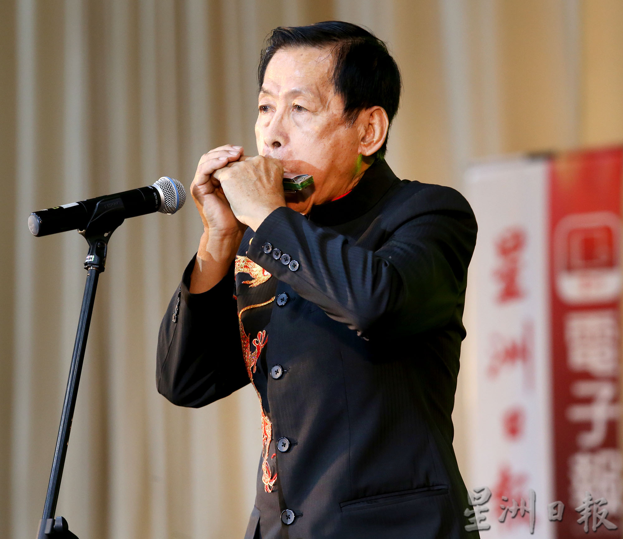 松鹤之夜欢乐歌舞 温馨喜气洋洋