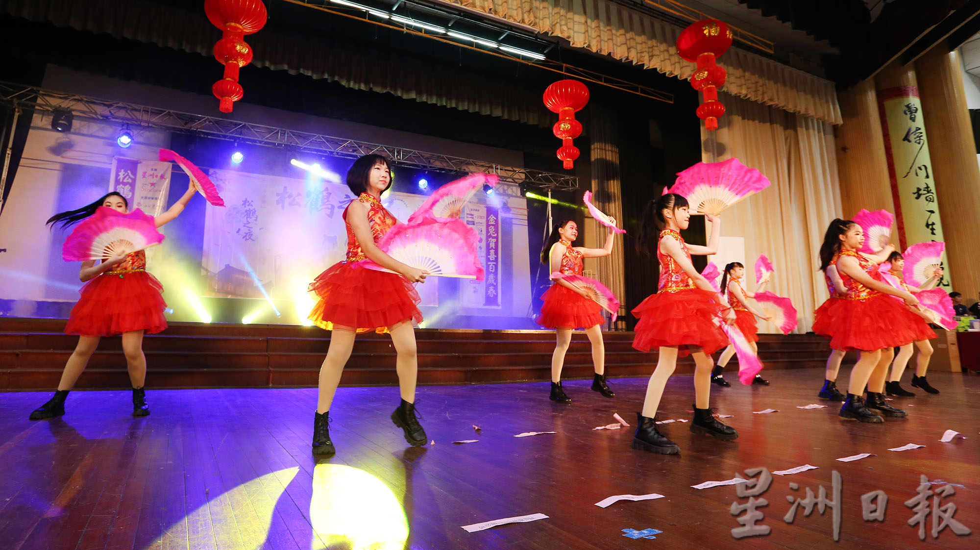 松鹤之夜欢乐歌舞 温馨喜气洋洋