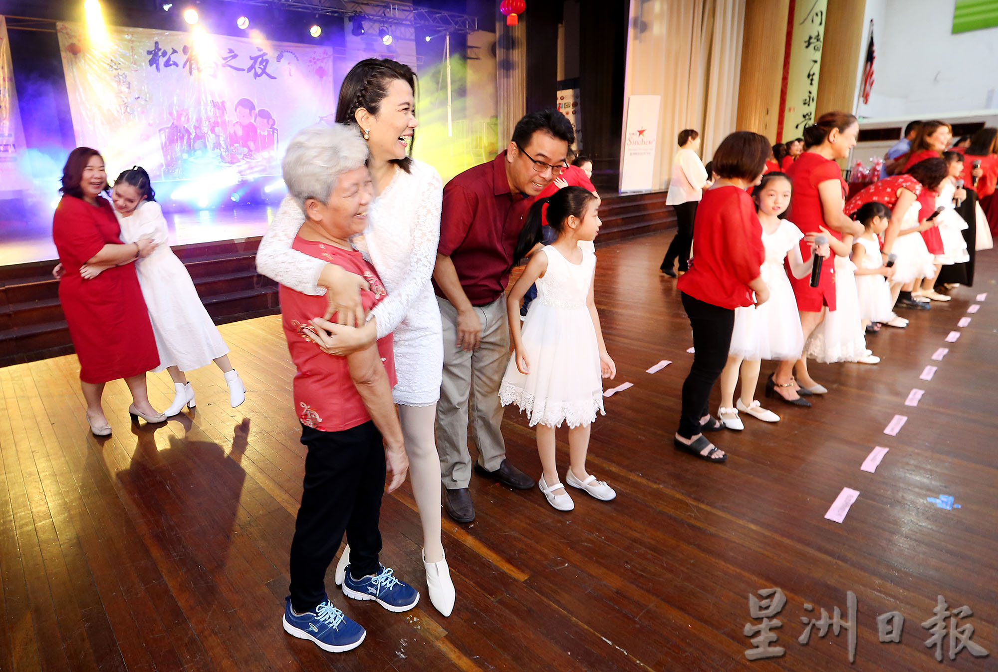 松鹤之夜欢乐歌舞 温馨喜气洋洋