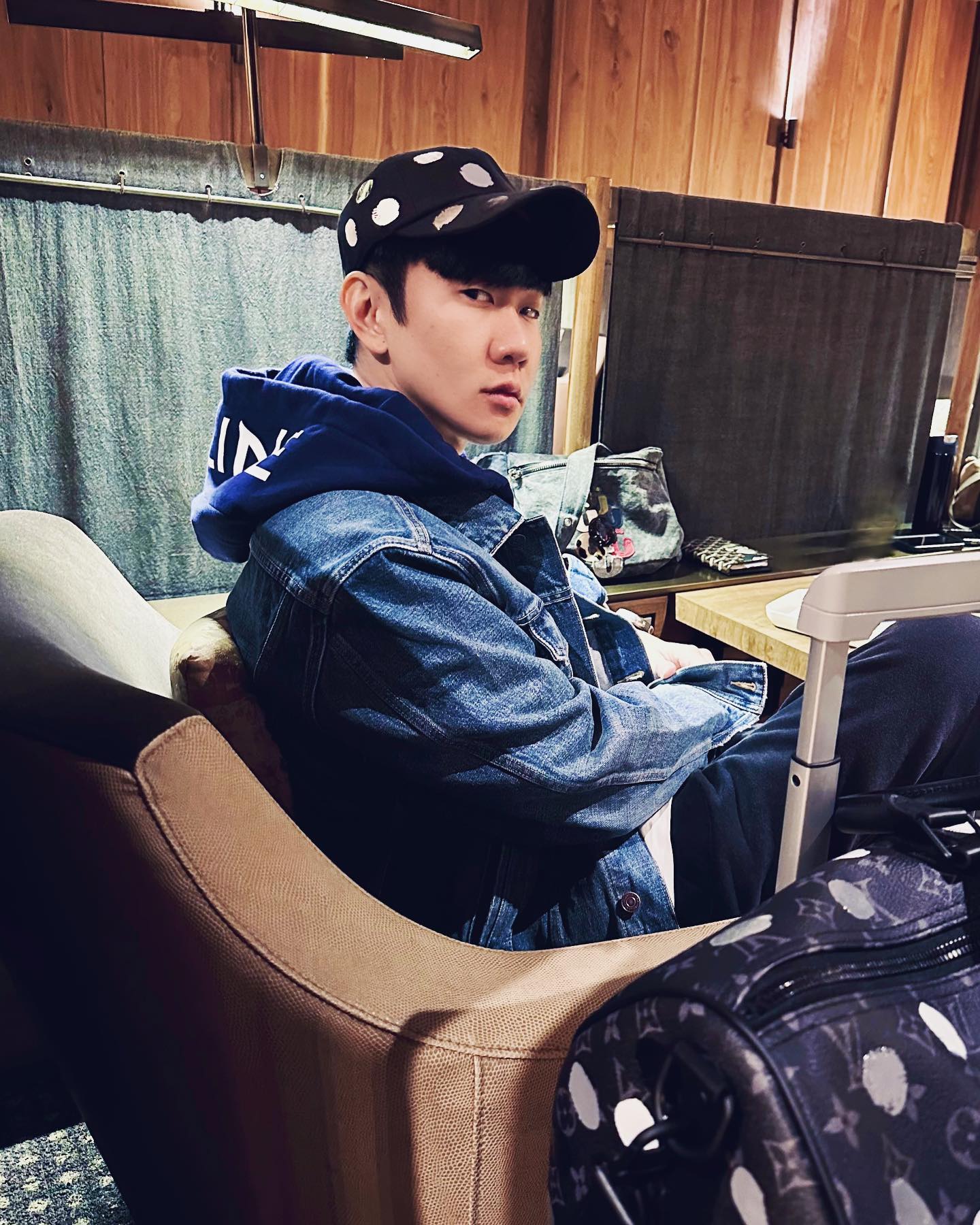 林俊杰开340万跑车兜风 被直击2度违规驾驶