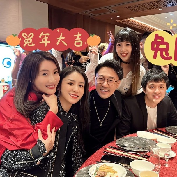 林峰一家三口畅游迪士尼 张馨月童心未泯坐婴儿车卖萌