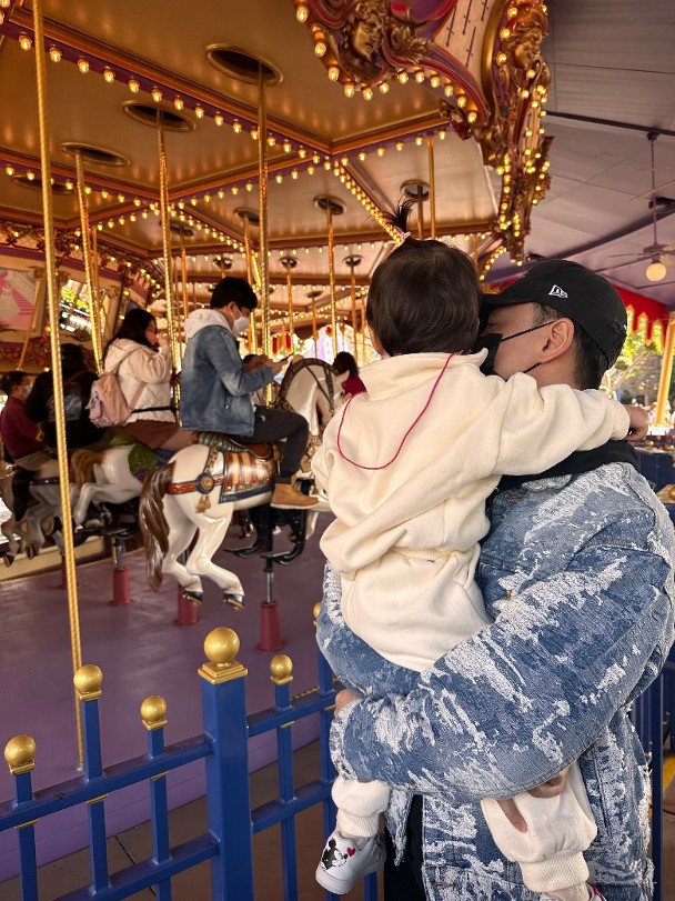 林峰一家三口畅游迪士尼 张馨月童心未泯坐婴儿车卖萌