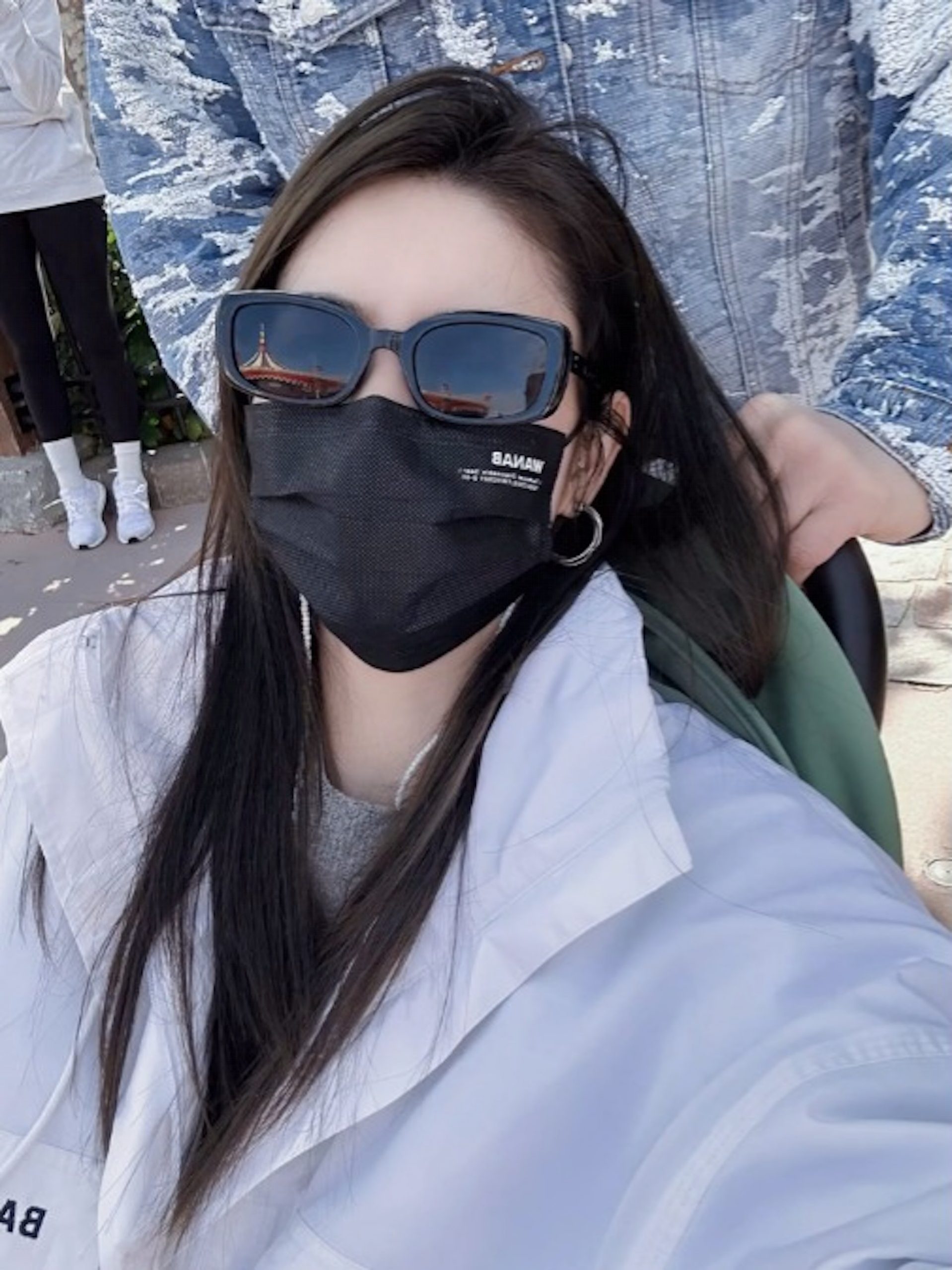 林峰一家三口畅游迪士尼 张馨月童心未泯坐婴儿车卖萌