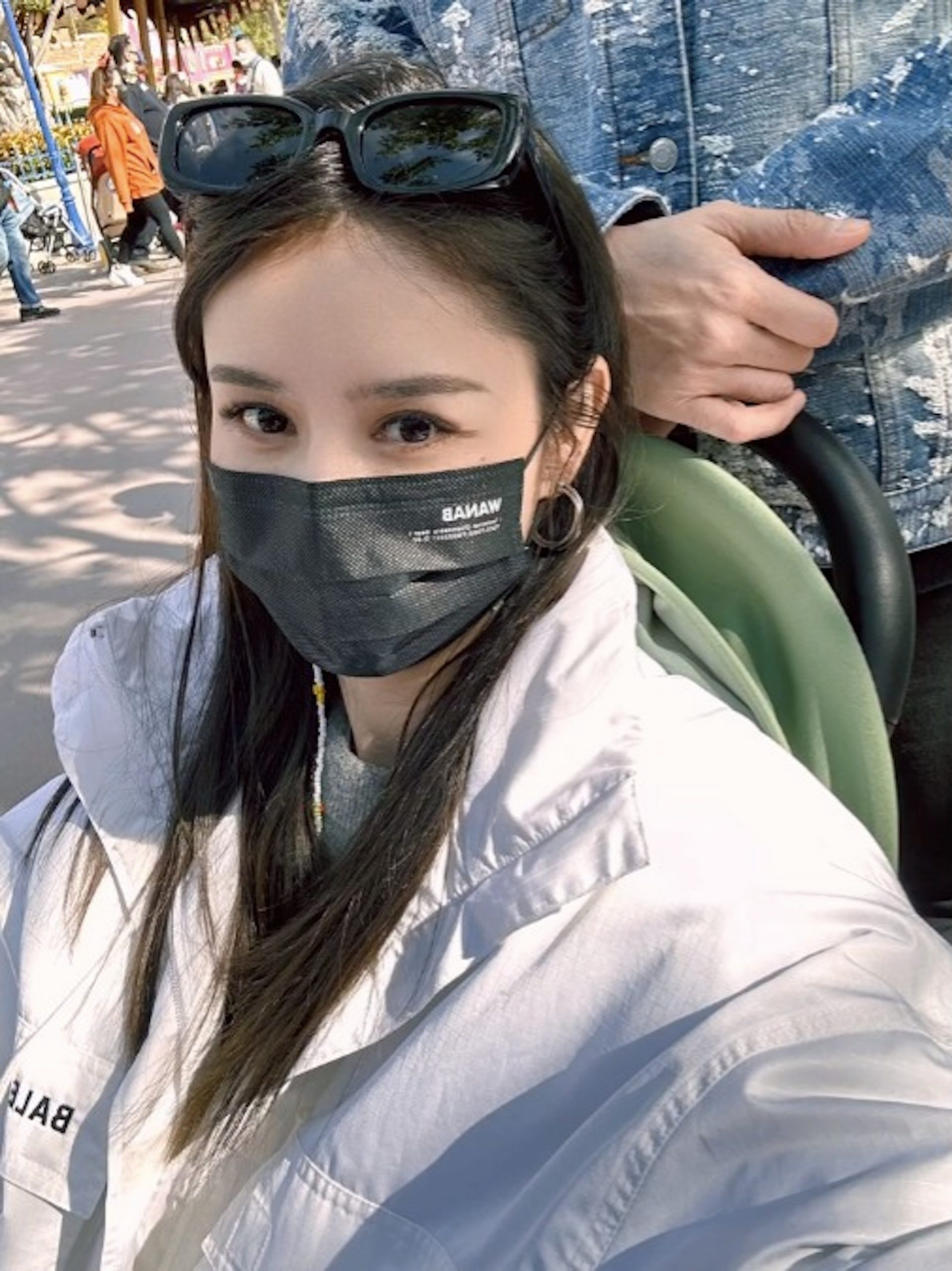 林峰一家三口畅游迪士尼 张馨月童心未泯坐婴儿车卖萌