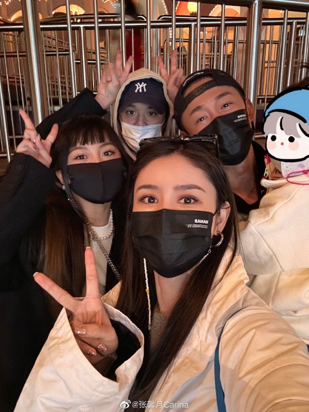 林峰一家三口畅游迪士尼 张馨月童心未泯坐婴儿车卖萌