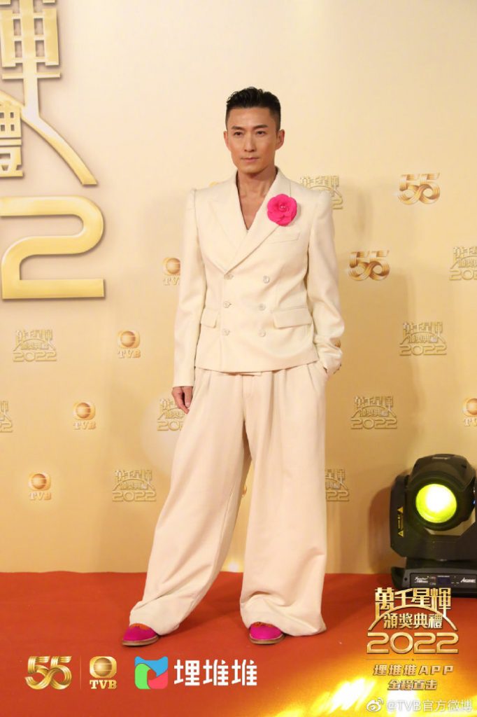 林敏骢撑拐杖走红地毡 胡定欣陈晓华竟“撞衫”