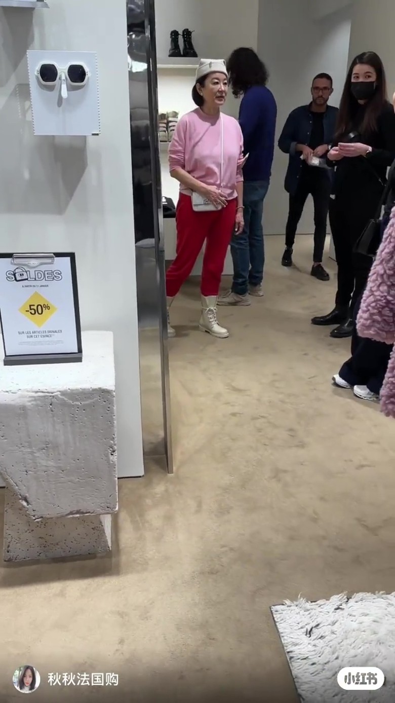 林青霞巴黎血拚被捕获  68岁素颜零滤镜状态惊人