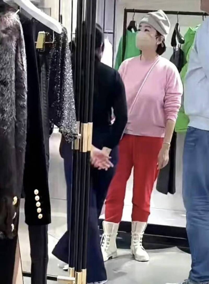 林青霞巴黎血拚被捕获  68岁素颜零滤镜状态惊人