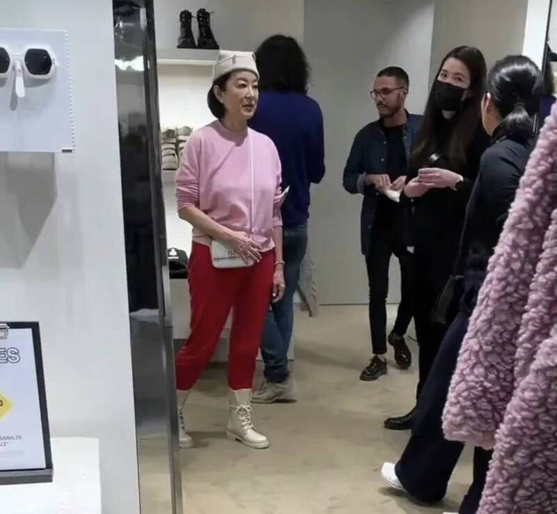 林青霞巴黎血拚被捕获  68岁素颜零滤镜状态惊人