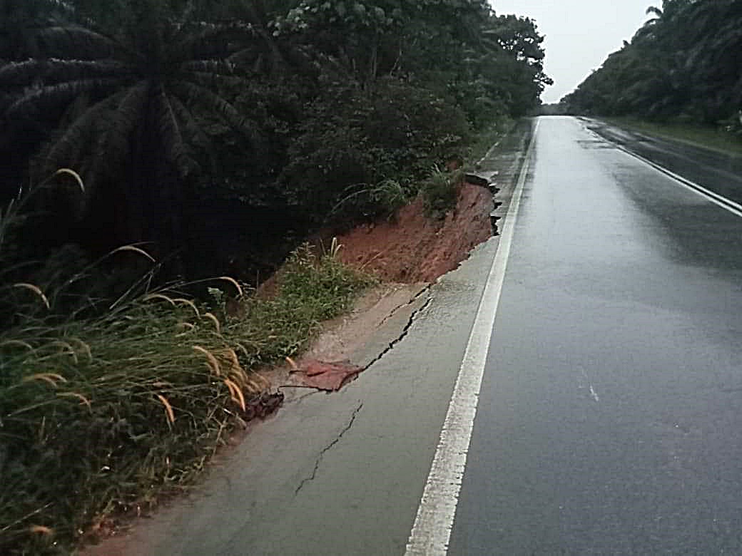 柔:双溪地南路往乌鲁地不佬坍塌封路 公路使用者受促改道