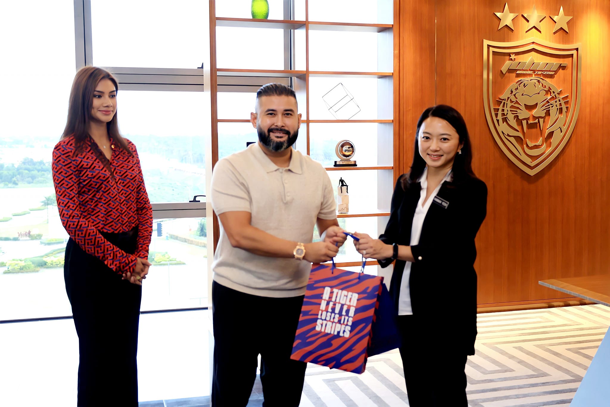 柔王储献议借国足球场  杨巧双无任欢迎