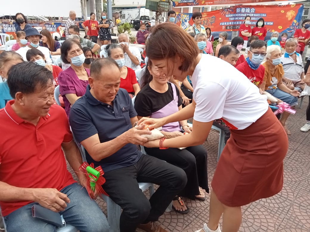 柔︰黄炣卿与民同乐 2天内派2吨百家米