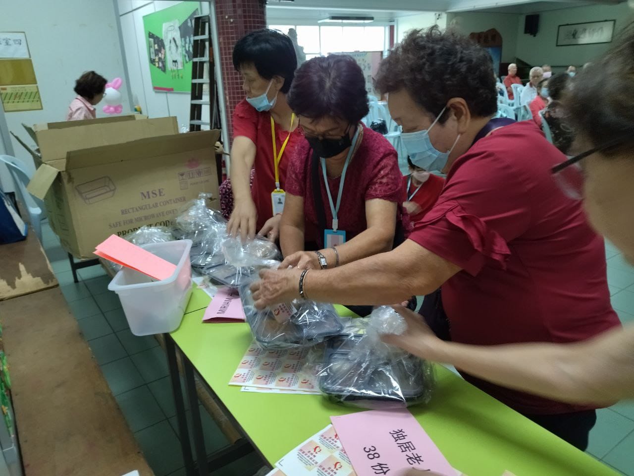 柔:【善心美事】赠人玫瑰手有余香 亲善俱乐部西餐送暖