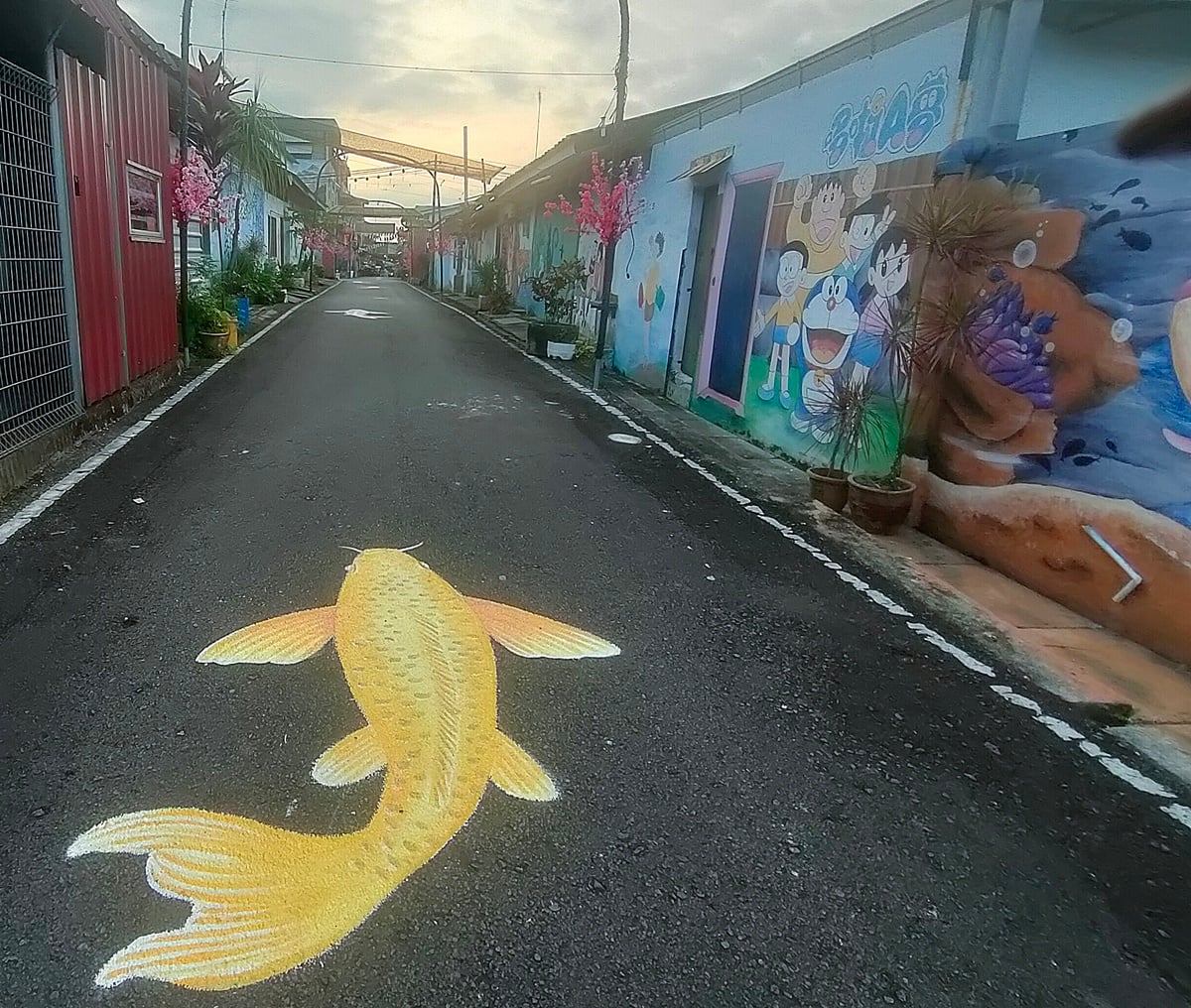 柔:【特稿】: 沙威壁画街添年味 “26鲤”引领游客观画