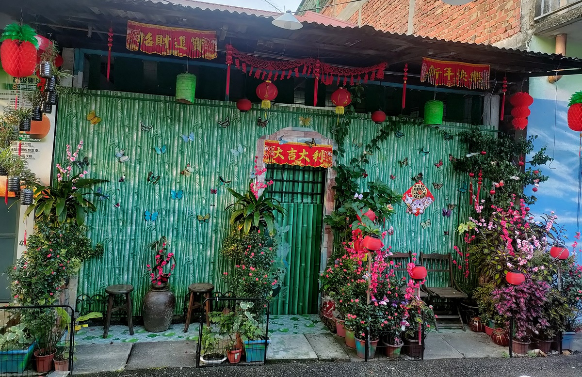 柔:【特稿】: 沙威壁画街添年味 “26鲤”引领游客观画