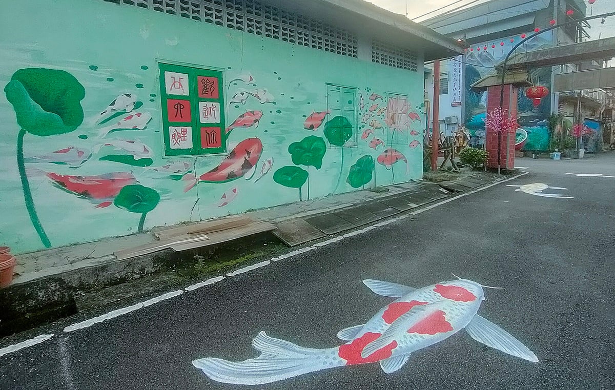 柔:【特稿】: 沙威壁画街添年味 “26鲤”引领游客观画