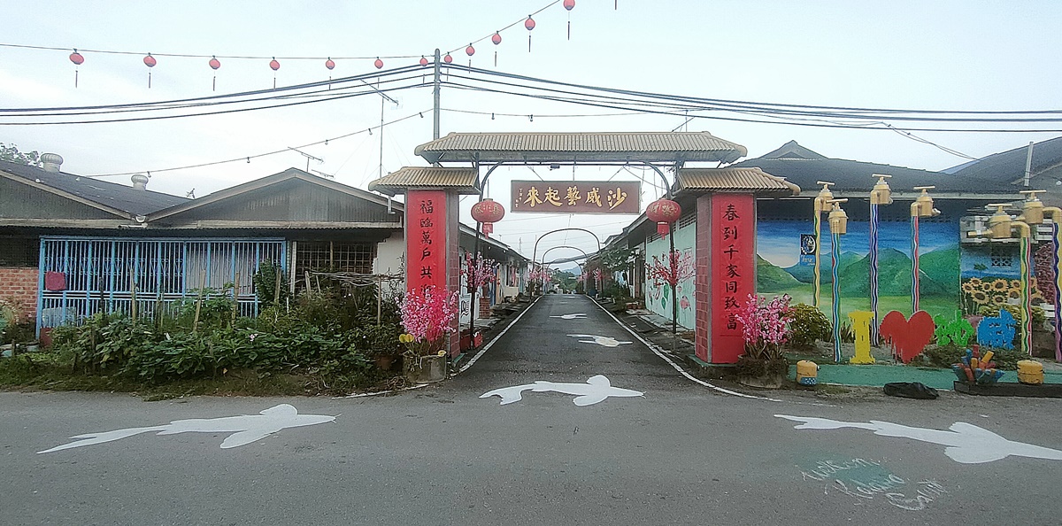 柔:【特稿】: 沙威壁画街添年味 “26鲤”引领游客观画