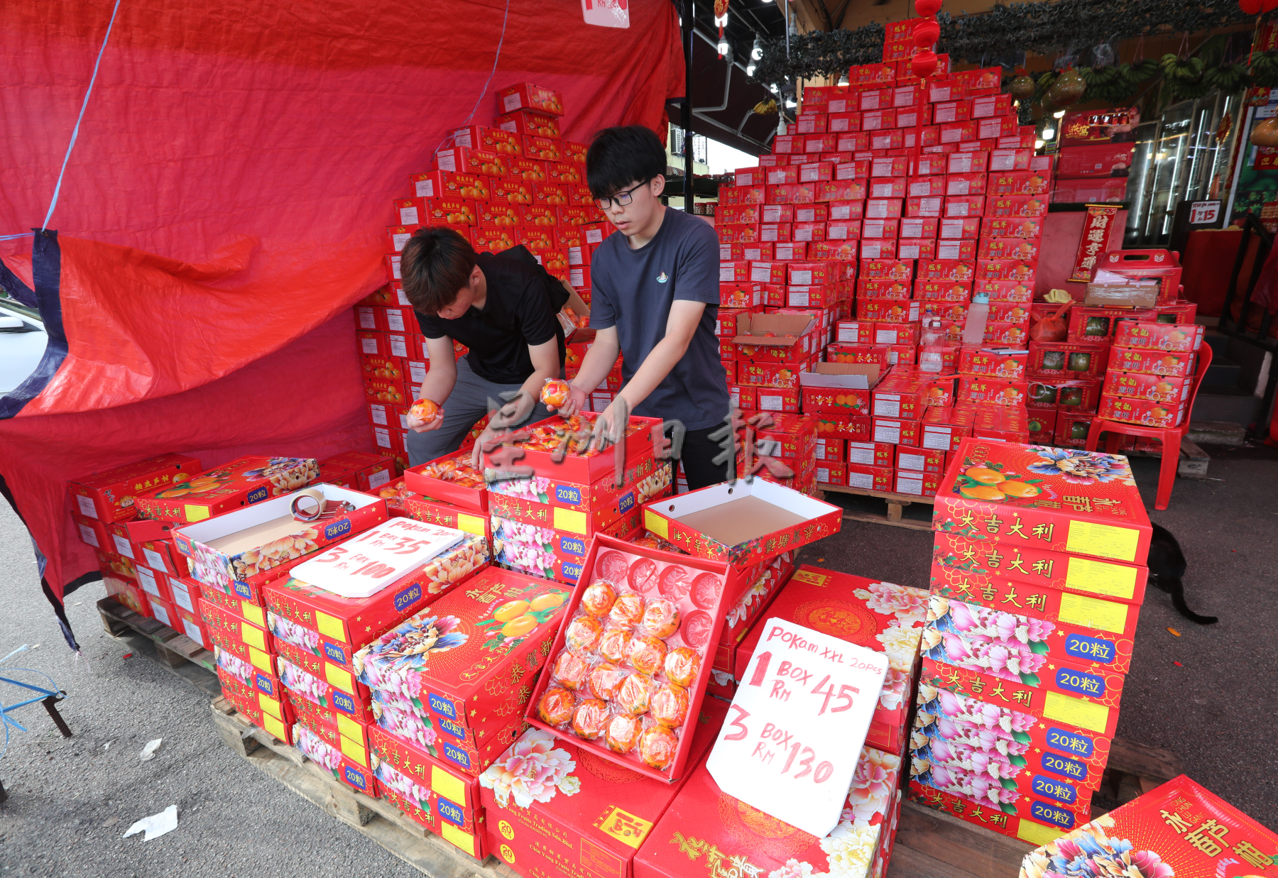 柔:【特稿】:新山办年货现人潮 销售料比去年好