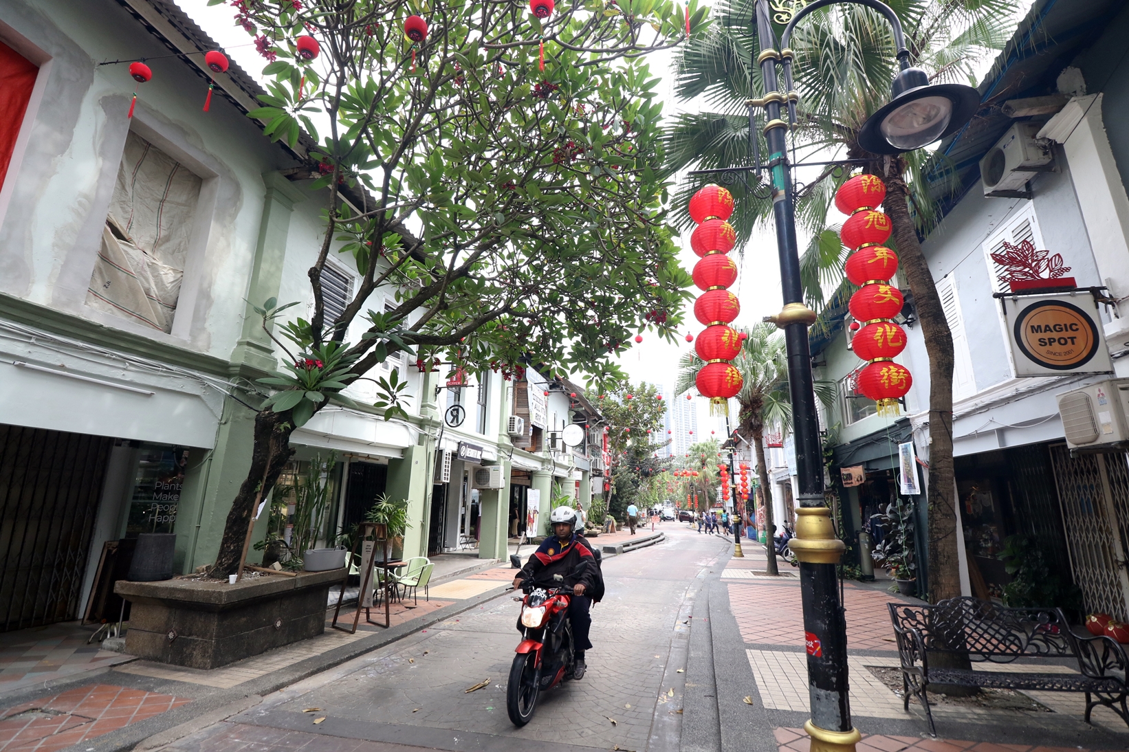 柔:【特稿】:陈旭年街红灯笼高挂,老街春意盎然迎游客