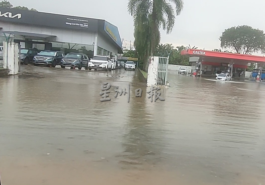 柔:半小时不到,沙令北上路段积水成河