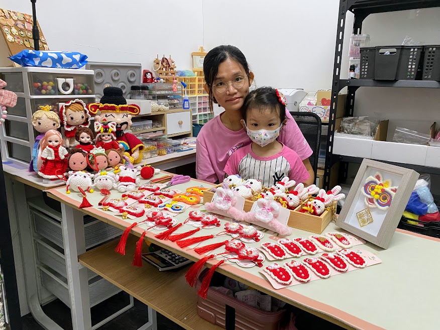 柔：封底（15日刊出）：【特稿】：一针一线编织更添年味，可爱福袋兔萌萌哒