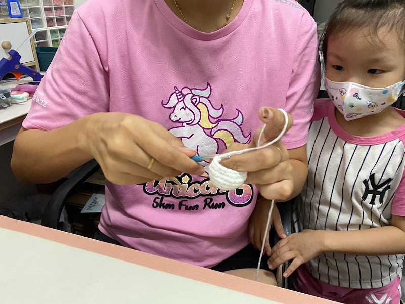 柔：封底（15日刊出）：【特稿】：一针一线编织更添年味，可爱福袋兔萌萌哒