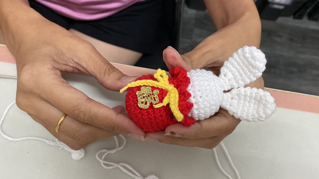 柔：封底（15日刊出）：【特稿】：一针一线编织更添年味，可爱福袋兔萌萌哒