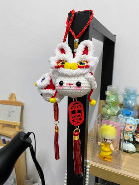 柔:封底(15日刊出):【特稿】:一针一线编织更添年味,可爱福袋兔萌萌哒