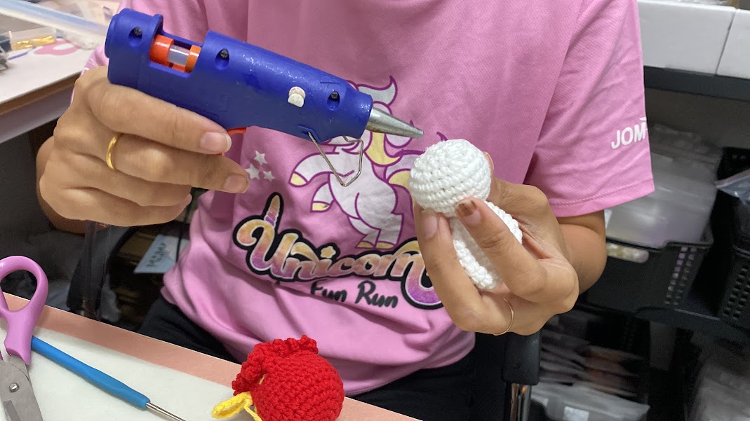 柔：封底（15日刊出）：【特稿】：一针一线编织更添年味，可爱福袋兔萌萌哒