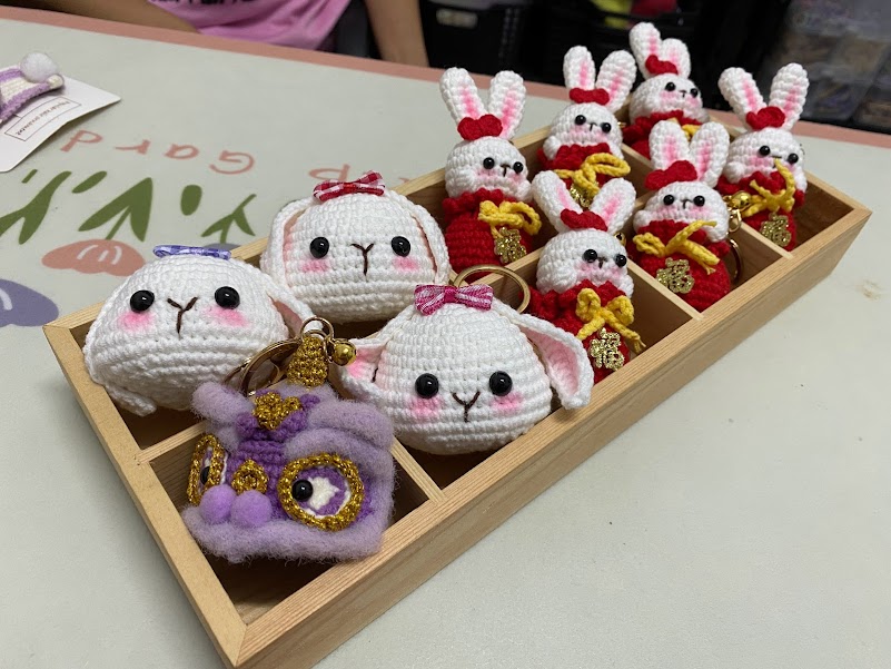 柔:封底(15日刊出):【特稿】:一针一线编织更添年味,可爱福袋兔萌萌哒