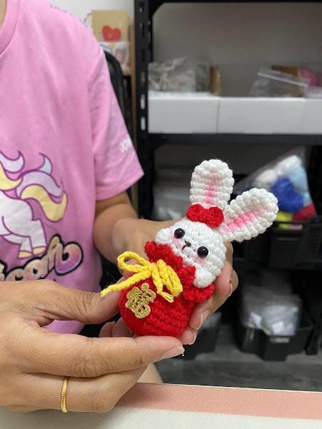 柔：封底（15日刊出）：【特稿】：一针一线编织更添年味，可爱福袋兔萌萌哒