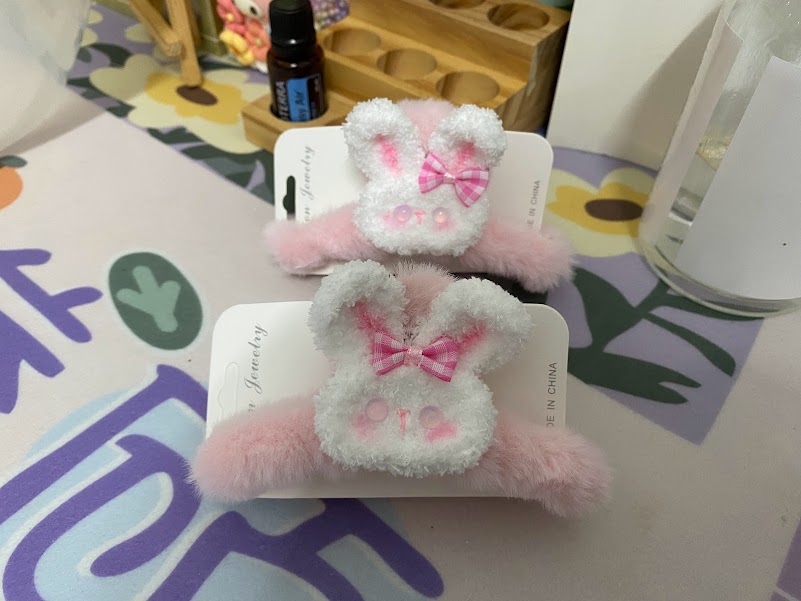 柔：封底（15日刊出）：【特稿】：一针一线编织更添年味，可爱福袋兔萌萌哒