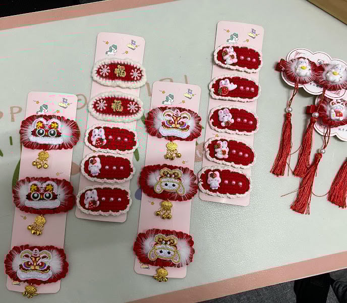 柔：封底（15日刊出）：【特稿】：一针一线编织更添年味，可爱福袋兔萌萌哒