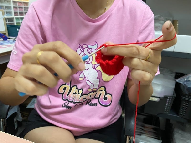 柔：封底（15日刊出）：【特稿】：一针一线编织更添年味，可爱福袋兔萌萌哒