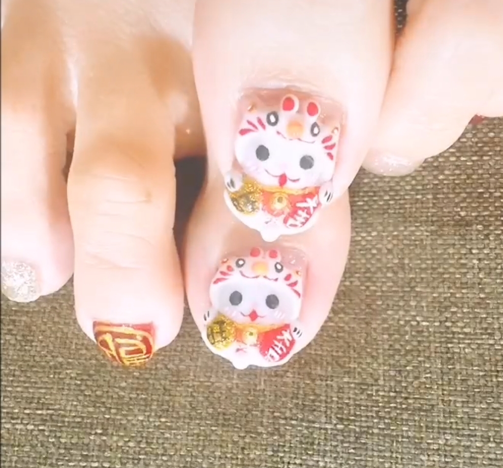 柔:封底(21日刊):时尚记事簿:“醒狮兔”、“招财兔”,女生为指甲“变装”美美过新年
