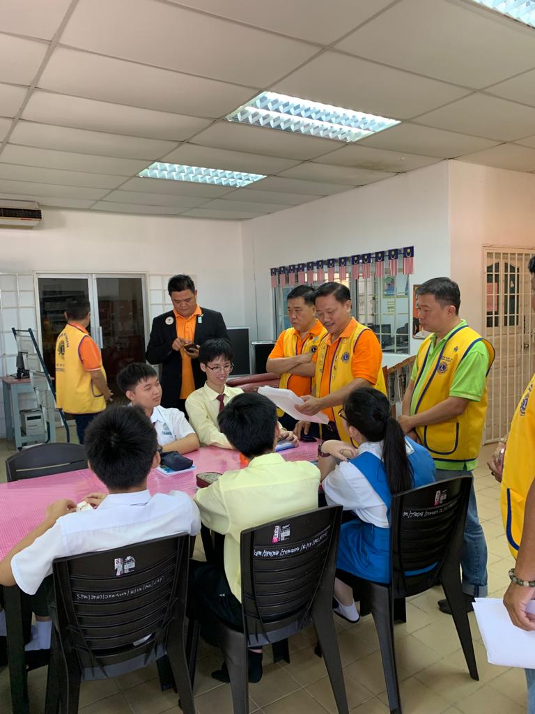 柔:封面:善心美事(2月1日刊):东甲狮子会“校后向前迈进”,鼓励与激励学生